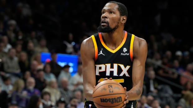 Phoenix Suns forward Kevin Durant (35) shoots a technical foul against the New York Knicks in the first half at Footprint Center.
